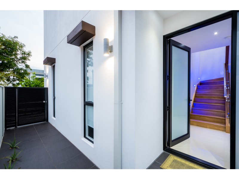 25A Milton Avenue, Paradise Point QLD 4216