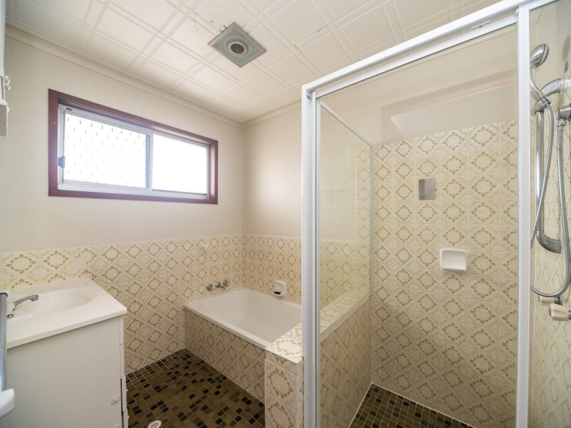 9 Donald Avenue, Paradise Point QLD 4216