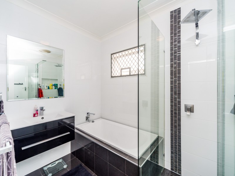 33 Ashbourne Terrace, Biggera Waters QLD 4216