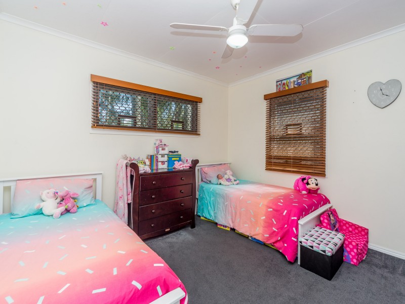 33 Ashbourne Terrace, Biggera Waters QLD 4216