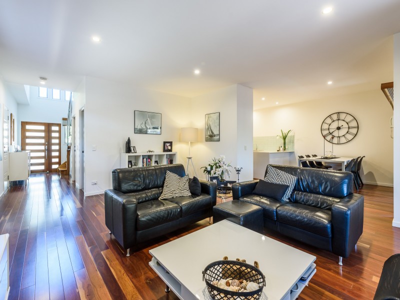 2/160 Muir Street, Labrador QLD 4215