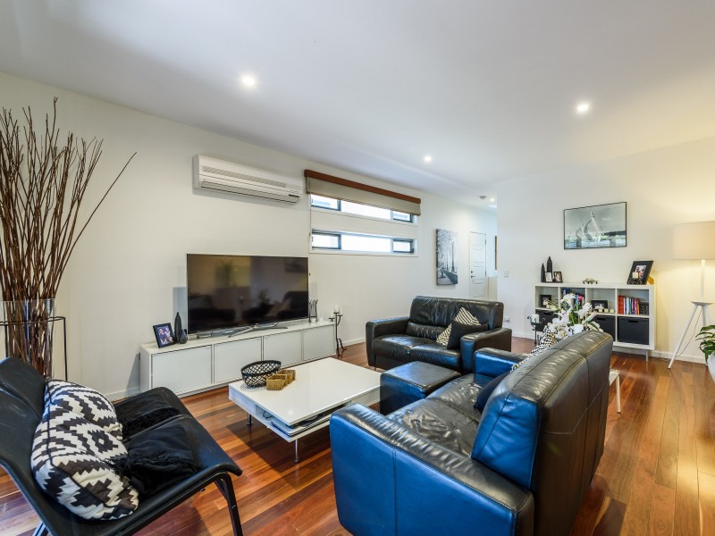 2/160 Muir Street, Labrador QLD 4215