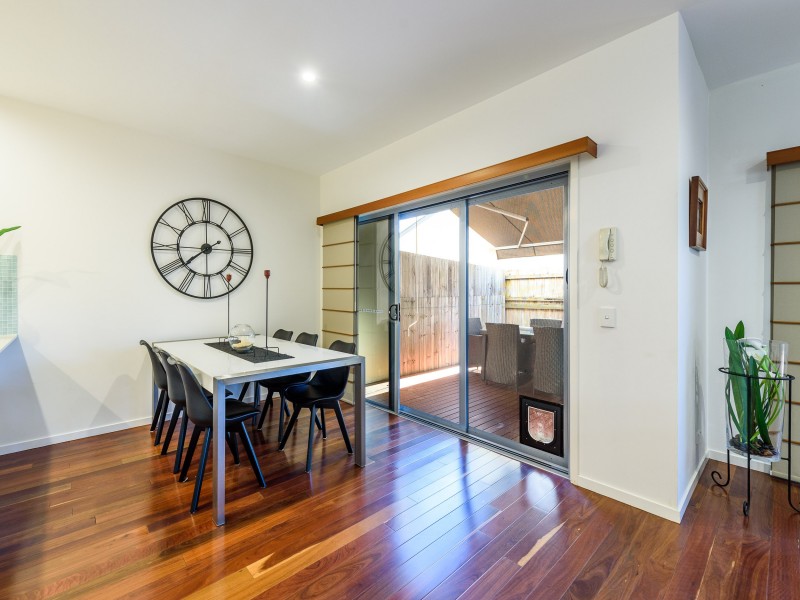 2/160 Muir Street, Labrador QLD 4215