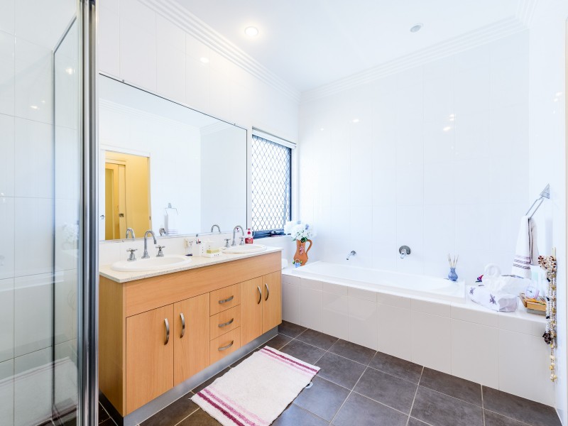 2/21 Abalone Avenue, Paradise Point QLD 4216