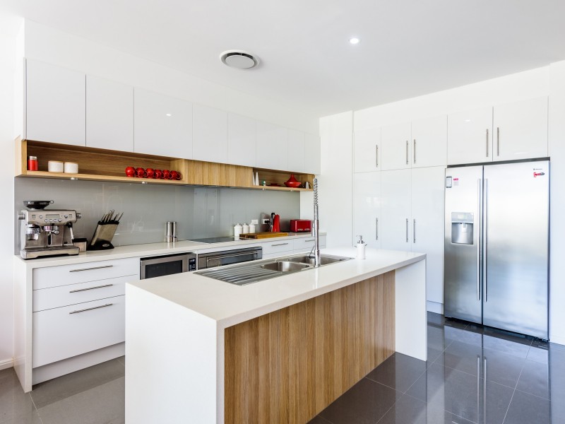 2/24 Drake Avenue, Paradise Point QLD 4216