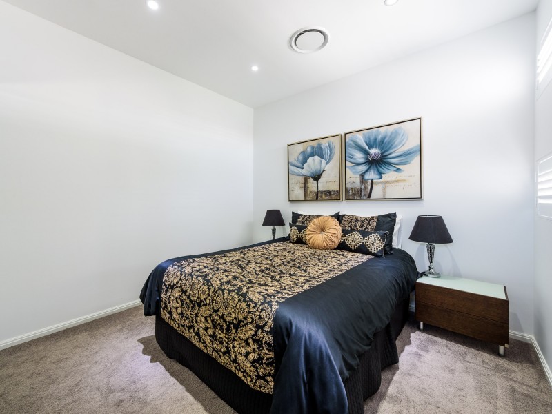 2/24 Drake Avenue, Paradise Point QLD 4216