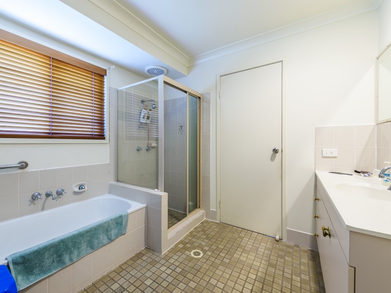 2/33 Nina Parade, Arundel QLD 4214