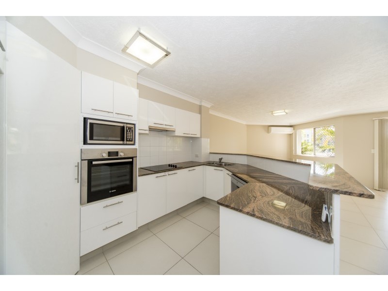 2/20 Canal Avenue, Runaway Bay QLD 4216