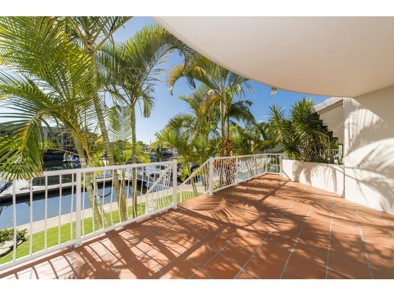 2/20 Canal Avenue, Runaway Bay QLD 4216