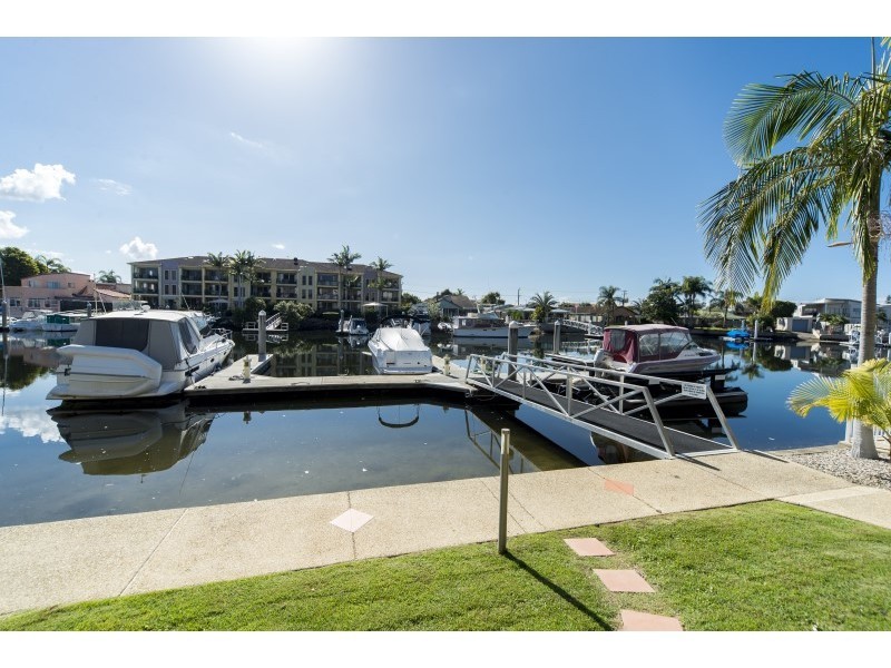 2/20 Canal Avenue, Runaway Bay QLD 4216