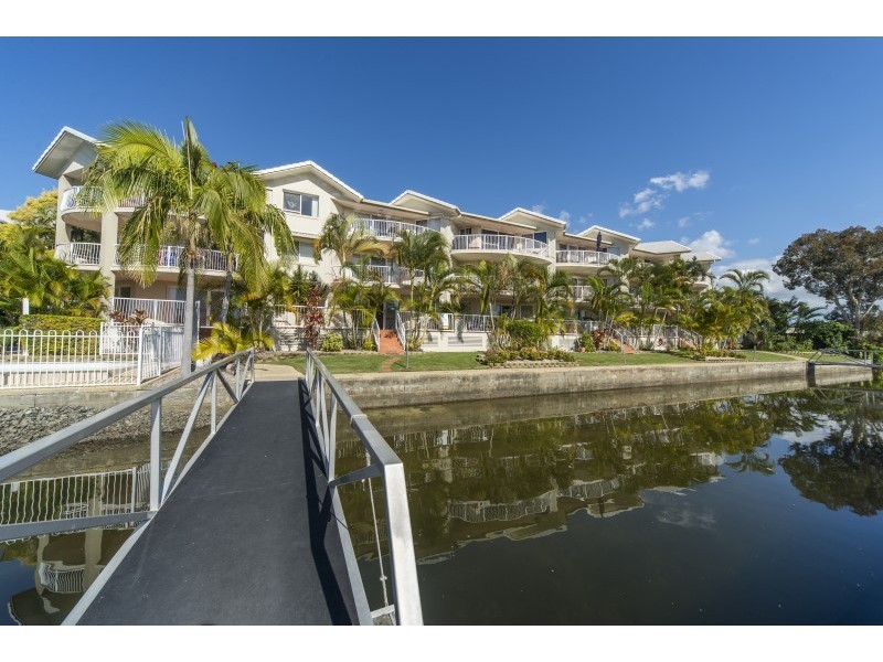 2/20 Canal Avenue, Runaway Bay QLD 4216