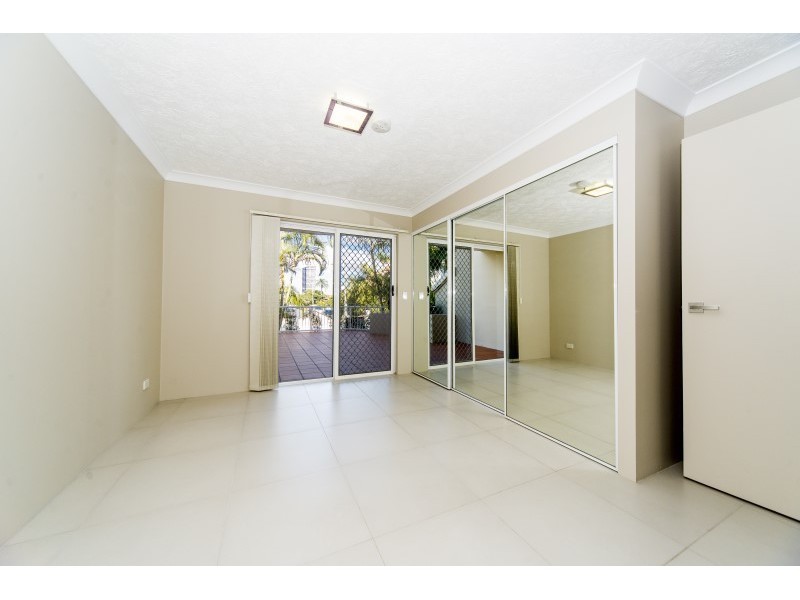 2/20 Canal Avenue, Runaway Bay QLD 4216