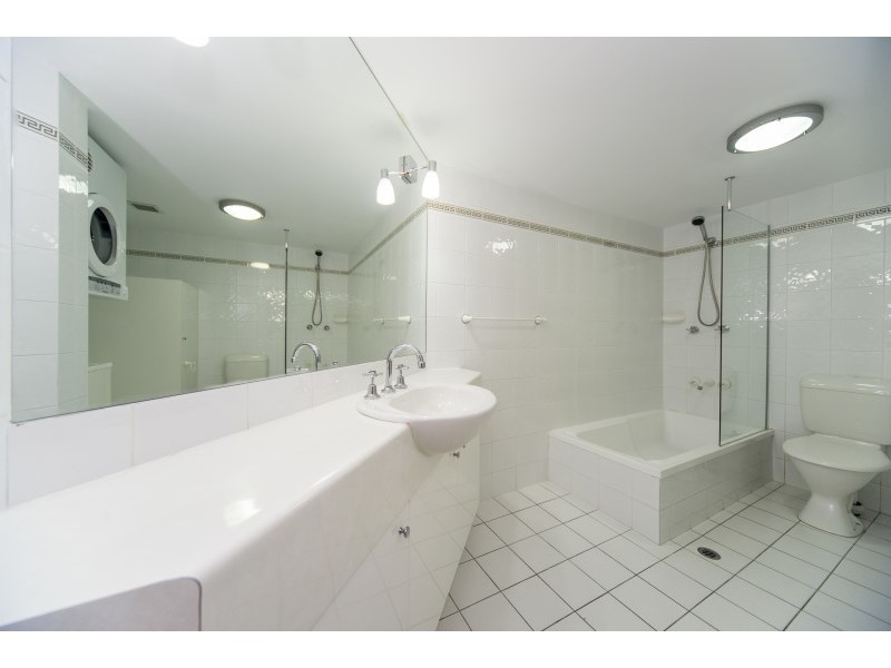 2/20 Canal Avenue, Runaway Bay QLD 4216