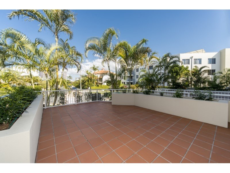 2/20 Canal Avenue, Runaway Bay QLD 4216