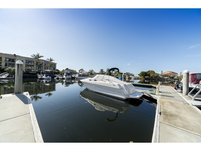 2/20 Canal Avenue, Runaway Bay QLD 4216