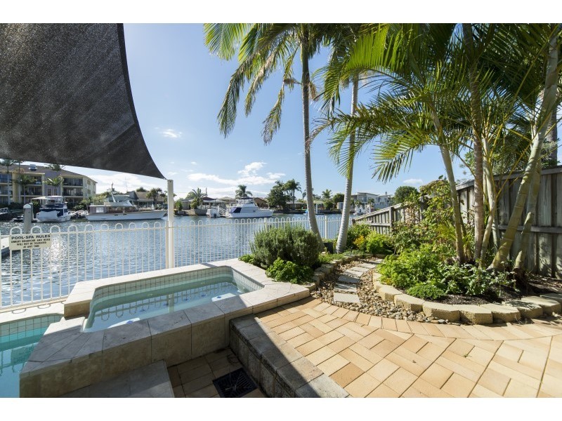 2/20 Canal Avenue, Runaway Bay QLD 4216