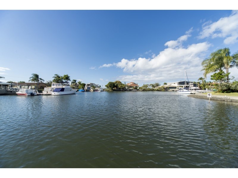 2/20 Canal Avenue, Runaway Bay QLD 4216