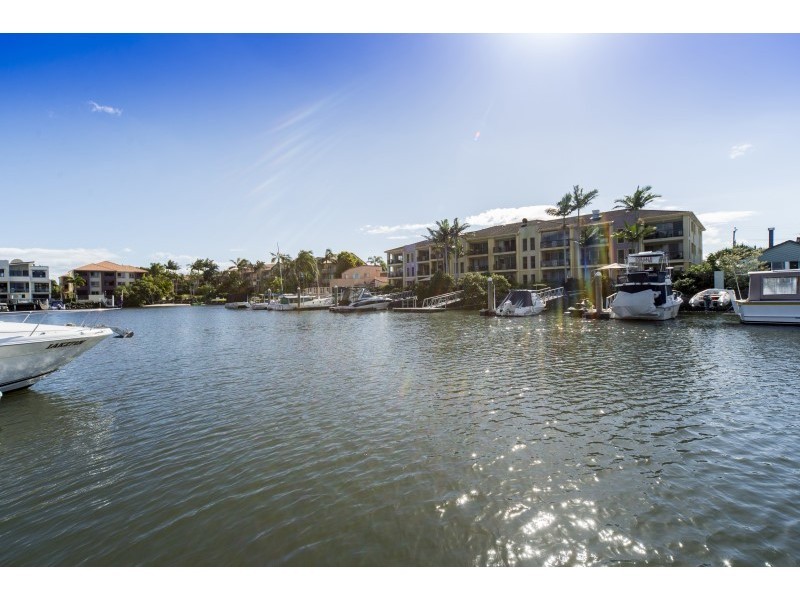 2/20 Canal Avenue, Runaway Bay QLD 4216