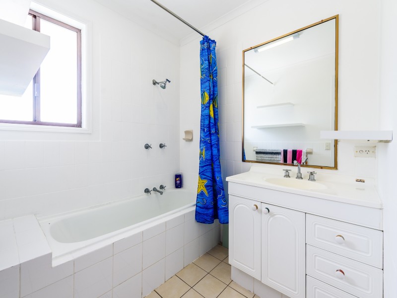 66 Hollywell Road, Biggera Waters QLD 4216