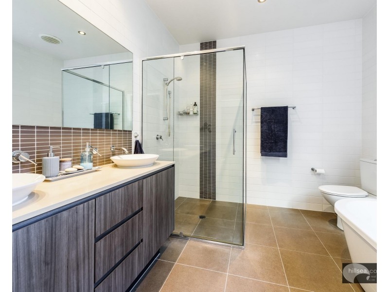 1 Osmium Lane, Hope Island QLD 4212