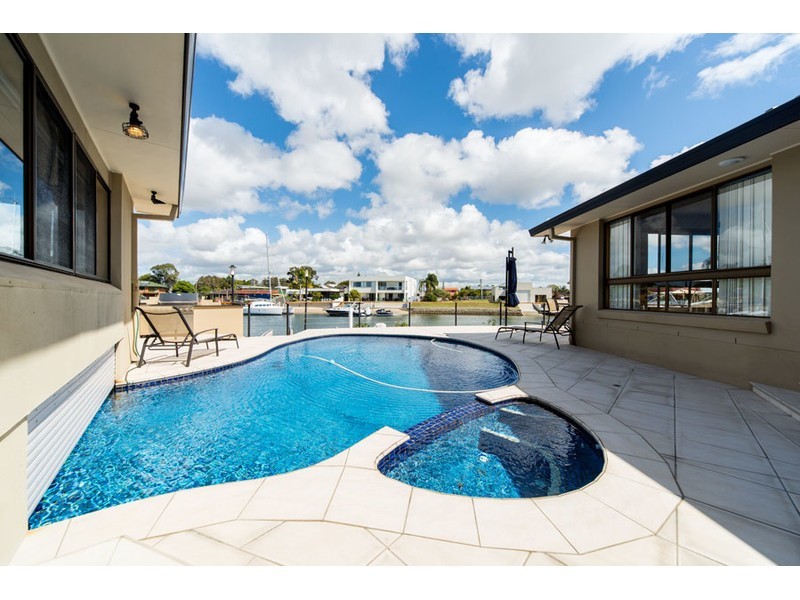 32 Daru Avenue, Runaway Bay QLD 4216