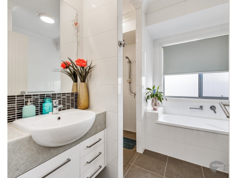 16 Erave Avenue, Runaway Bay QLD 4216