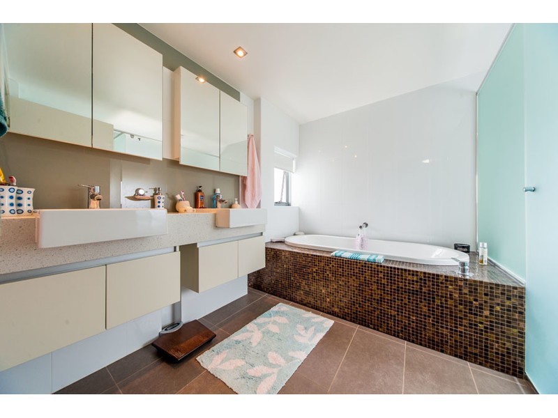 33/20 Bayview Street, Runaway Bay QLD 4216