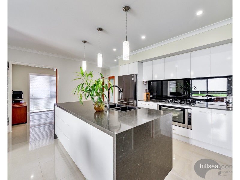 14 Akoonah Street, Hope Island QLD 4212