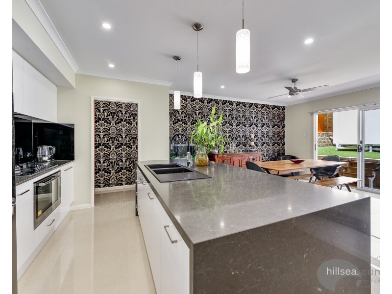 14 Akoonah Street, Hope Island QLD 4212