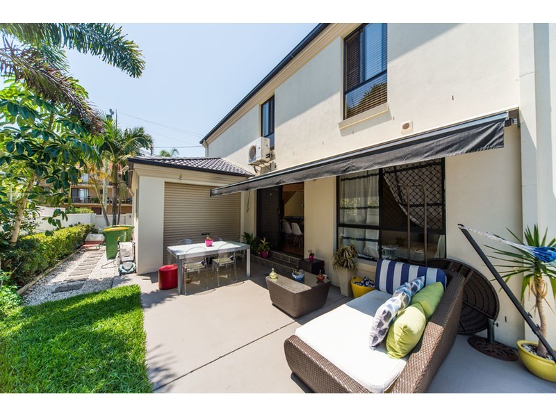 2/10 Bradford Street, Labrador QLD 4215