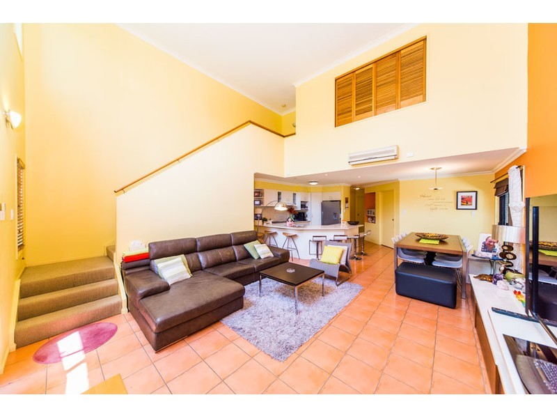 2/10 Bradford Street, Labrador QLD 4215