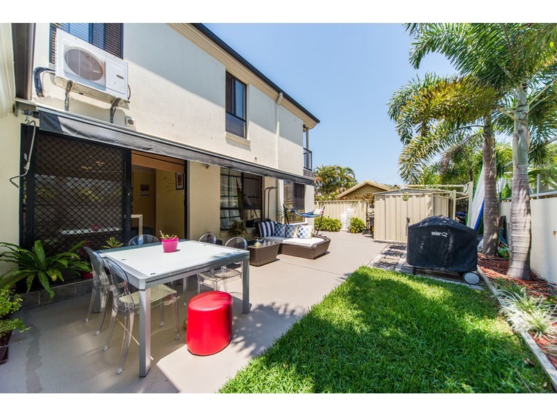 2/10 Bradford Street, Labrador QLD 4215