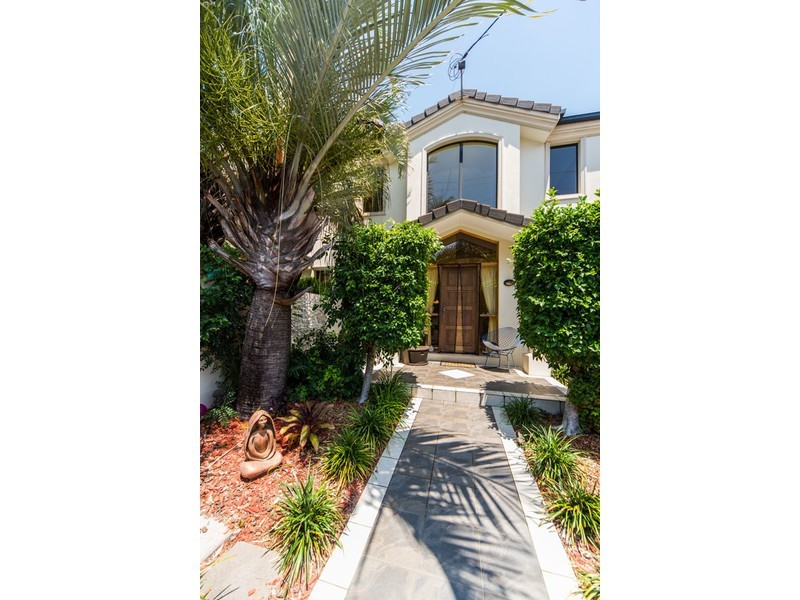 2/10 Bradford Street, Labrador QLD 4215