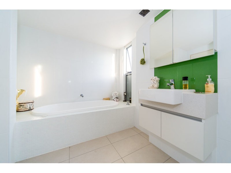 17D/20 Bayview Street, Runaway Bay QLD 4216