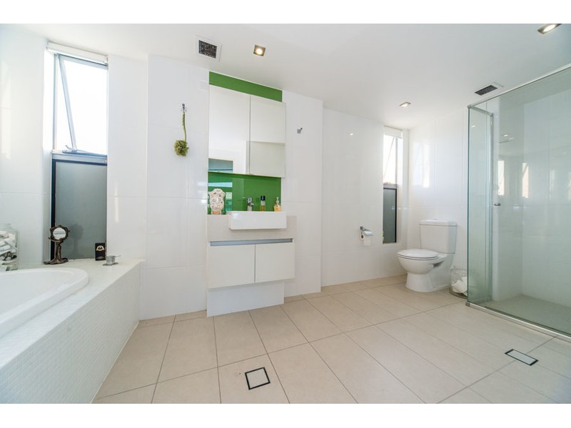 17D/20 Bayview Street, Runaway Bay QLD 4216