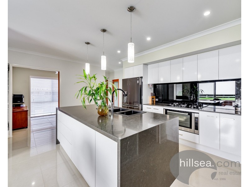 14 Akoonah Street, Hope Island QLD 4212