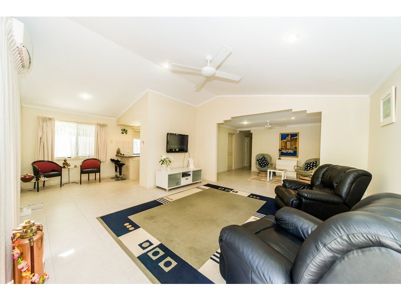2/6 Sutherland Avenue, Labrador QLD 4215