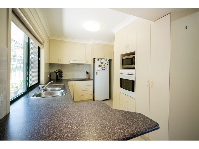2/6 Sutherland Avenue, Labrador QLD 4215