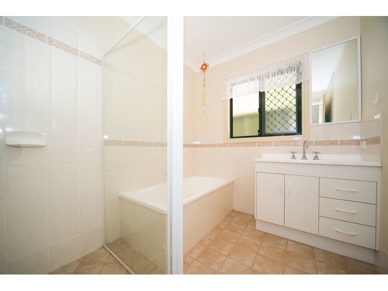 2/6 Sutherland Avenue, Labrador QLD 4215