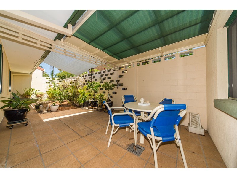 2/6 Sutherland Avenue, Labrador QLD 4215