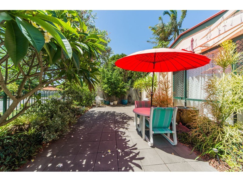 2/6 Sutherland Avenue, Labrador QLD 4215