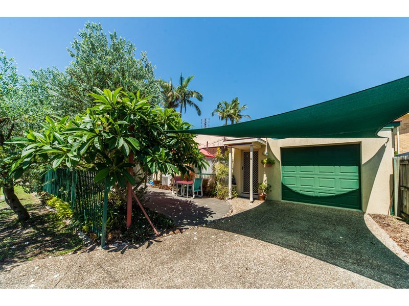 2/6 Sutherland Avenue, Labrador QLD 4215