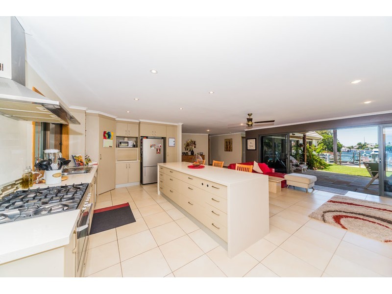 7 Jennifer Avenue, Runaway Bay QLD 4216