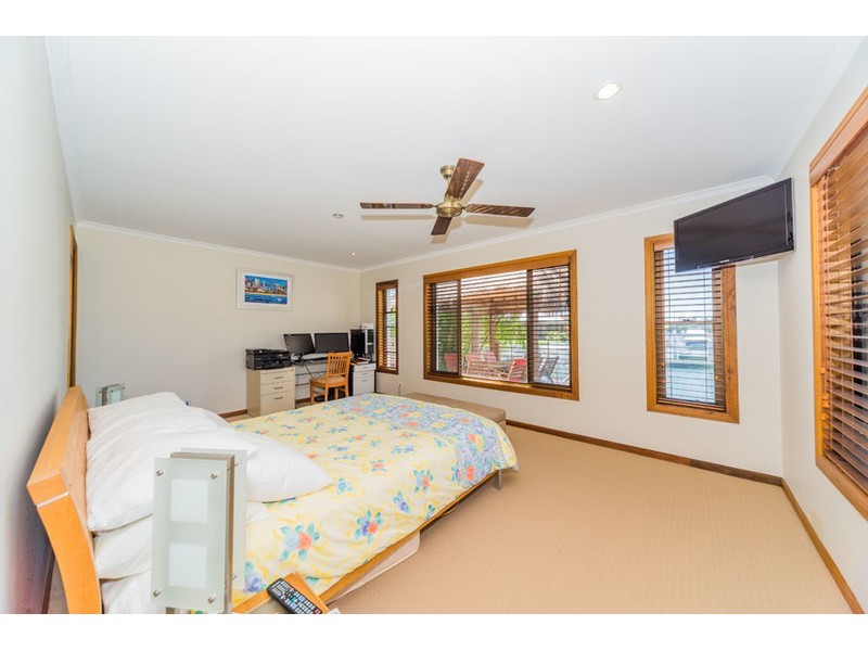 7 Jennifer Avenue, Runaway Bay QLD 4216