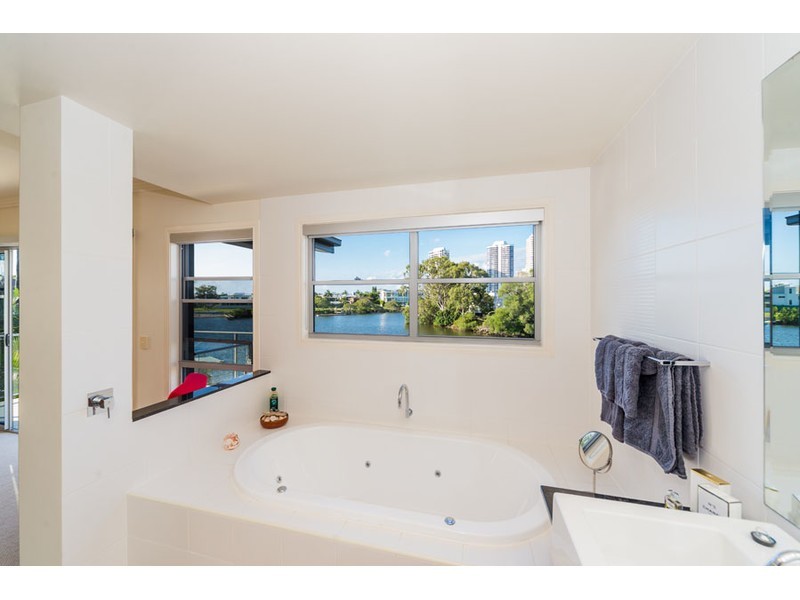 1/5 Sophia Avenue, Biggera Waters QLD 4216