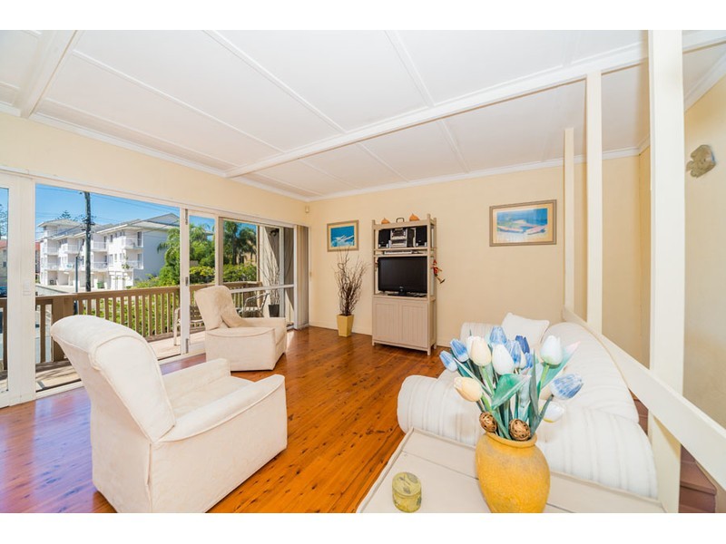 16 Back Street, Biggera Waters QLD 4216