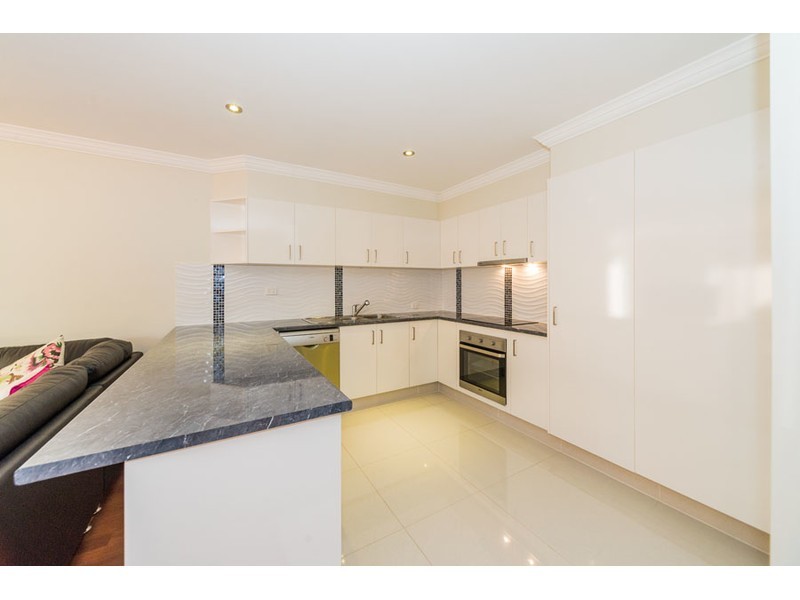 8/222 Central Street, Labrador QLD 4215
