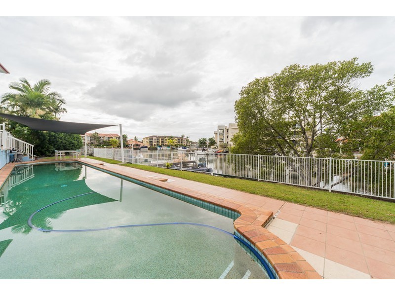 4/75 Bayview Street, Runaway Bay QLD 4216