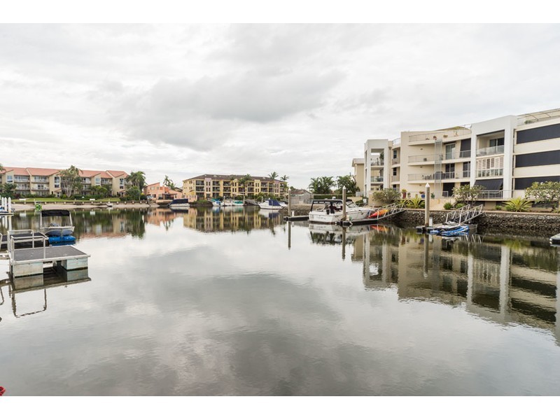 4/75 Bayview Street, Runaway Bay QLD 4216