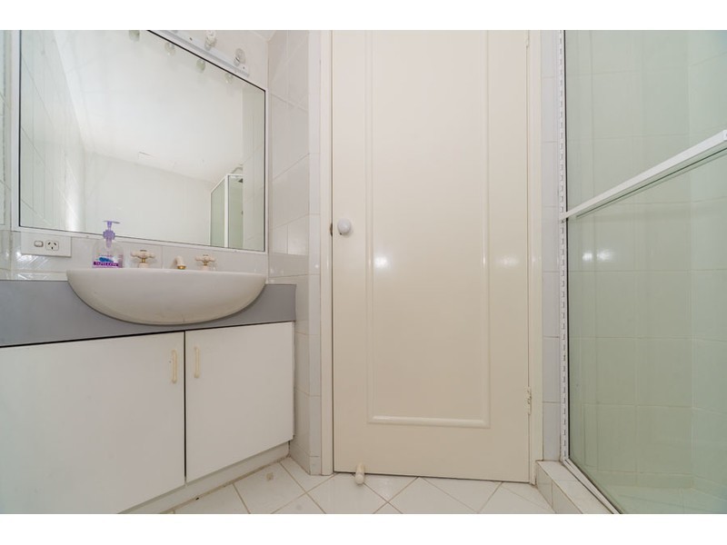 4/17 Canal Avenue, Runaway Bay QLD 4216